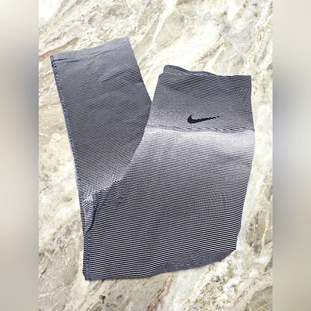 “Nike Dri-Fit Striped Cropped Leggings Women’s Small Black White Gradient Athlet